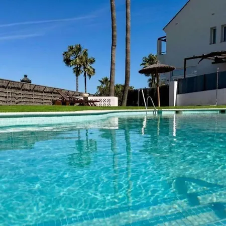 Vila Pool- Aircon- Quiet&peaceful- Familyfriendly *